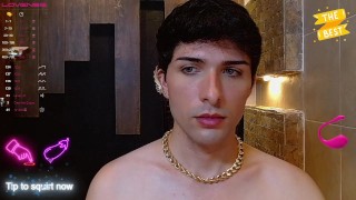 Colombiano delgado de polla enorme y gorda se pone cachondo en el baño y se graba
