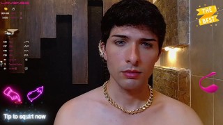 Colombiano delgado de polla enorme y gorda se pone cachondo en el baño y se graba