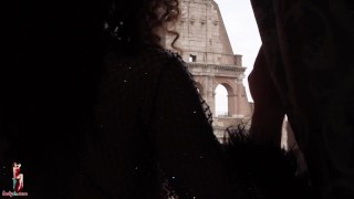 Bellissima italiana si affaccia dal balcone con le tette enormi