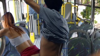 Estudante deixa homem esfregar pau em sua bunda no ônibus e fode em público!