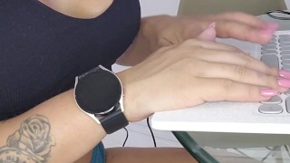 TRABALHANDO EM CASA FIQUEI COM TESÃO E ME MASTURBEI ATÉ GOZAR
