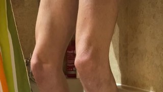 Chico runner se masturba en la ducha de su hermanastra