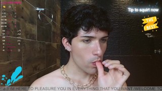 Gloton comiendo mientras hace sexo y se masturba desnudo en cámara