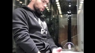 Grosse Bite éjacule dans un Acenseur Publique