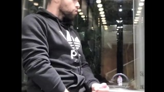 Grosse Bite éjacule dans un Acenseur Publique