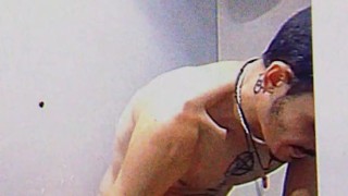 Tomando Banho no Vestiário da Academia 3