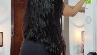 Ella usa una faldita muy corta para provocarte