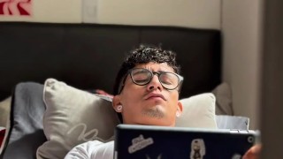 COLOMBIANO MASTURBANDOSE! Mientras veía porno en su tablet