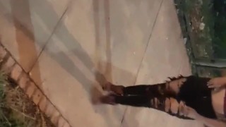 Después de la fiesta chica B. En la calle.