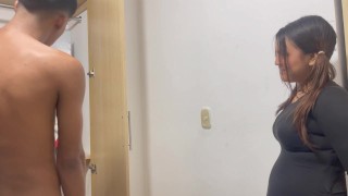 Me follo a mi dulce hermanastra en su cuarto esta cachonda