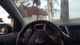 Esposa gostosona se exibindo sem calcinha e deixando um estranho tocar nela!