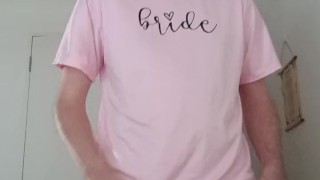 Сижу на кроватке раздвинув ножки в розовой футболочке