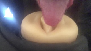 Je fais un cunni à sa chatte en fumant fleshlight