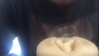 Je fais un cunni à sa chatte en fumant fleshlight