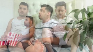 Invito a mi hermanastro a ver una película para poder follarlo y correrme en su culo