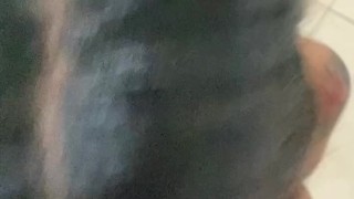 La chupo con todas las ganas y luego cabalgo su gran pene