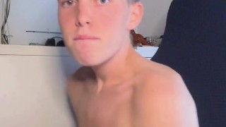 Twink con fimosis se masturba en publico por primera vez