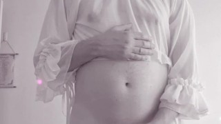 В красном платье сидя стоя и лёжа