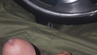 GUY MASTURBANDOSE ON THE CAR