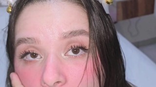 Pequena Gatinha de Pijama Satin é Pega e Ass-Fucked
