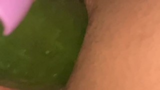 Milf italiana gode con il cetriolo nella figa stretta