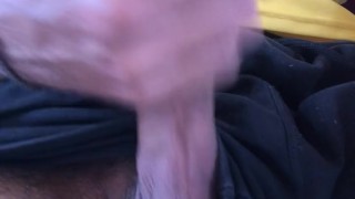 Me masturbo mientras mi familia esta en casa