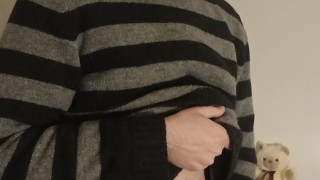 В кофте и тёплых колготках