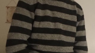 В кофте и тёплых колготках