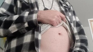 Исторгаюсь одетый, спустив штанишки, вид снизу