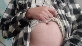 Исторгаюсь одетый, спустив штанишки, вид снизу