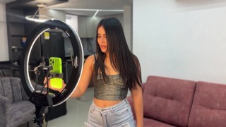 Mi pequeña hermanastra quiere ser influencer y yo le ayudo con mi gran polla famosa.