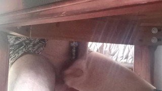 Кончаю под столом