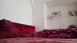 На кроватке в белых колготках.