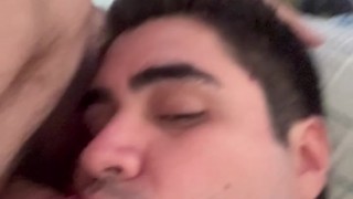 Dando leche al novio