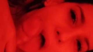 Morocha alcoholizada sale del boliche y se traga toda la leche de un desconocido