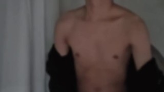 スリムな若い子が家でお尻を見せてオナニー