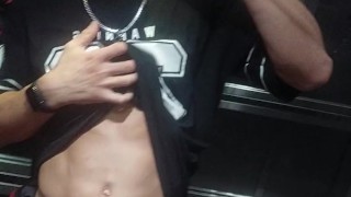 Mi hijastra me pidió chuparla en la ascensor