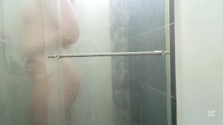 Sola en la ducha tocandome sin prisa