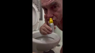 rest room cleaning / je nettoyé les toilettes