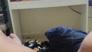 Playing nintendo switch and she poke my navel so good