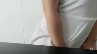 Mis dedos me mojan mientras gimo sola