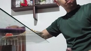 Joven se masturba mientras come