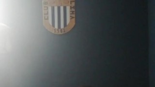 Prueba distintas poses y me hace gritar de placer