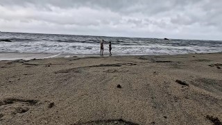 Latina culona se masturba en playa pública mientras la gente mira