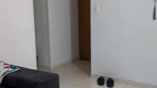 Me pide sus galletas y se las doy con leche fresca