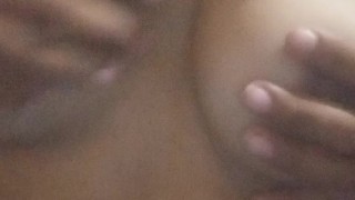 Muestro mis pequeñas tetas