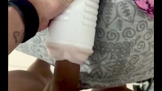 Me masturbo con un coño artificial