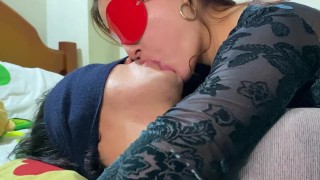 HERMANASTRA dirige un BESO FRANCÉS PROFUNDO y muy HÚMEDO