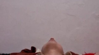 Twink se masturba en su habitación de noche y juega con una rica polla de gran tamaño