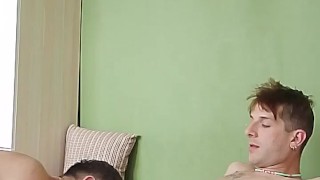 Сосед по комнате возбудился и решил отыметь меня в рот и очко без защиты. Я не смог сопротивляться